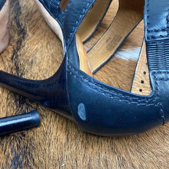 Women’s Michael kors heel shoes size 6.5 chexk them out thanks 🙏 - Picture 9 of 9